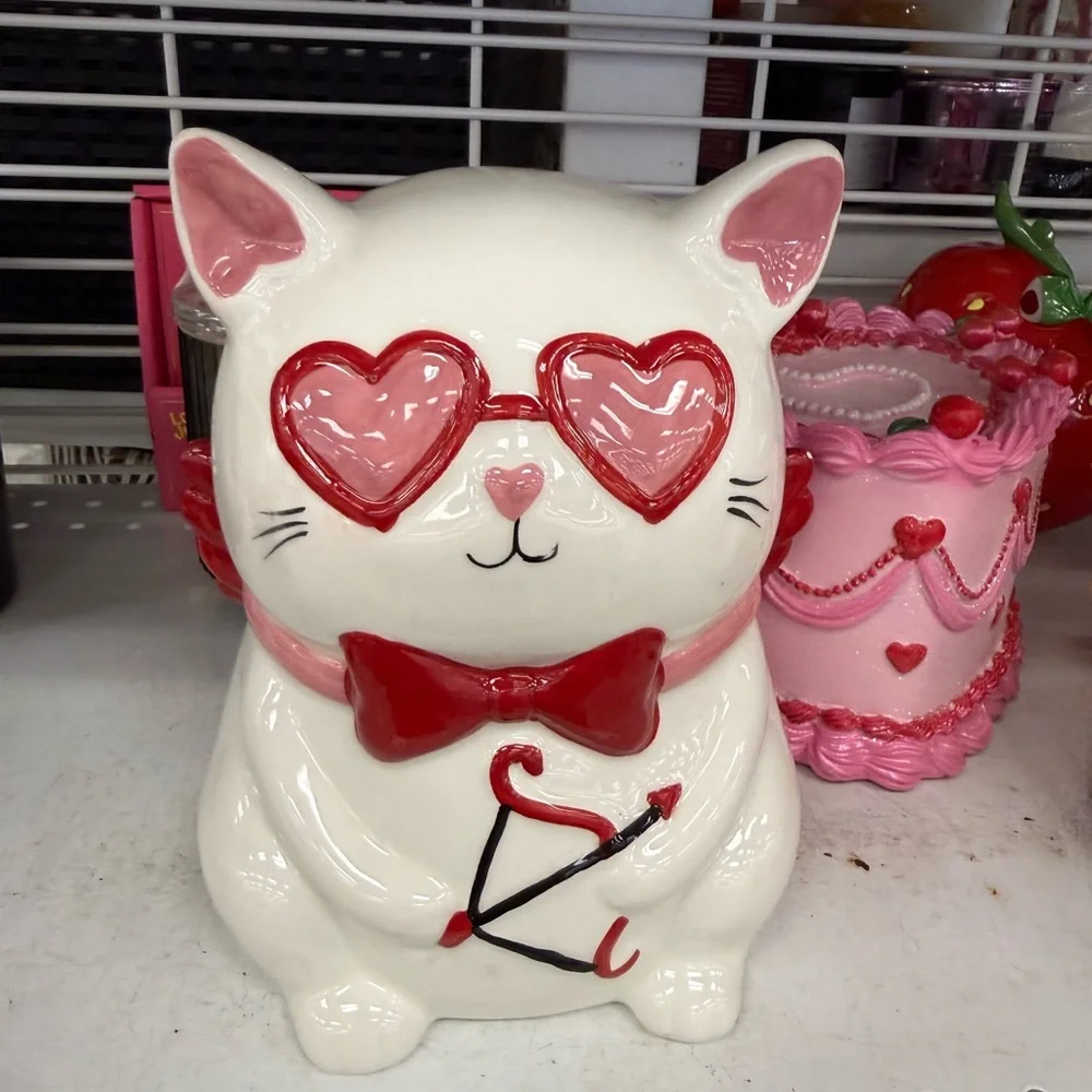 Heart-Eyed Cat Figurine - White and Pink